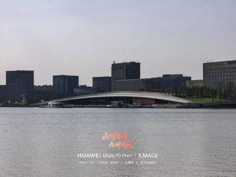隔湖眺望新城楼宇静立水畔