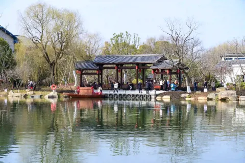 超山北门小湖景色