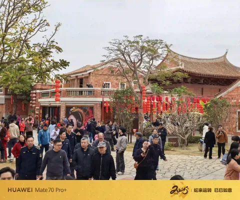 古村新春，游人如织