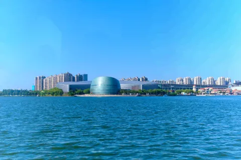 苏州文化艺术中心静卧湖畔
