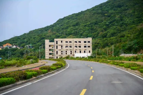 201省道与路旁毛坯楼