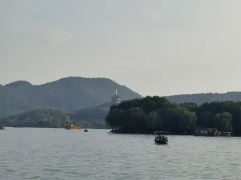 小瀛洲后方乍现的雷峰塔
