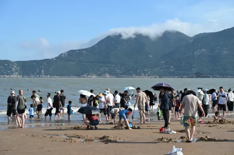 沙滩嬉戏