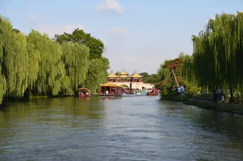 瘦西湖上画舫游，绿柳垂丝映碧波