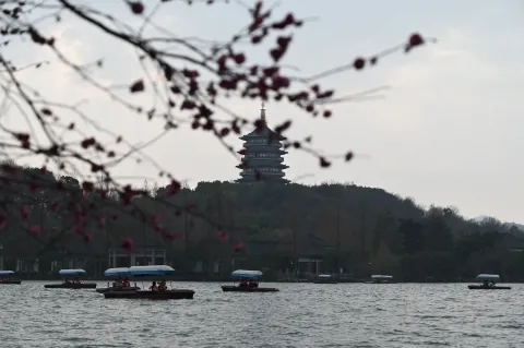 湖面上的手划船