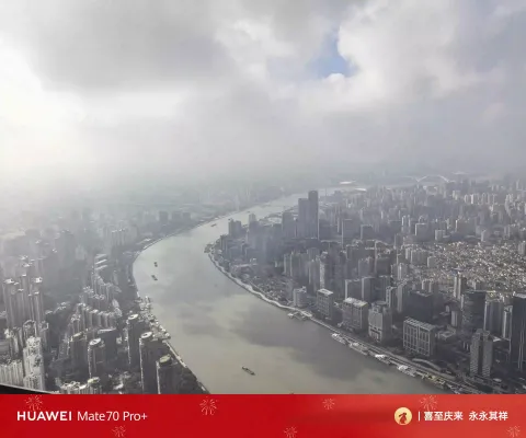 高空眺望蜿蜒黄浦江