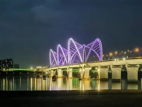 亮灯的九堡大桥