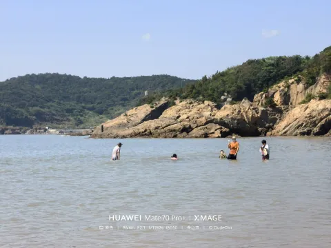 近海浅滩嬉水