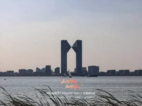 望见湖上远处风帆与双子塔