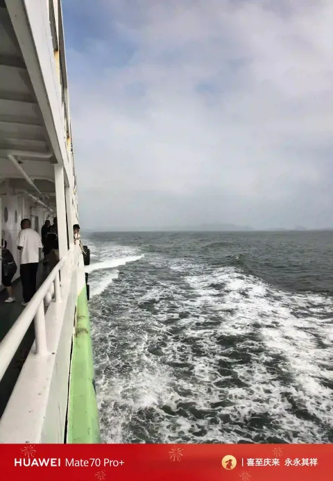 船行海上，翻涌一路浪花