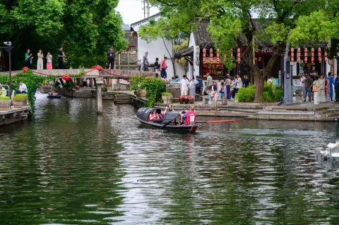 水乡河道乌篷船游览场景