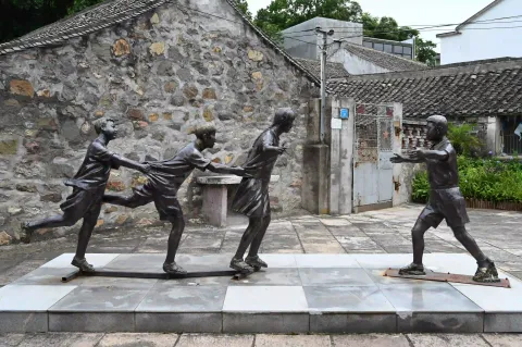 玩老鹰捉小鸡的小孩