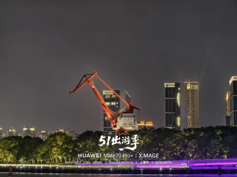 港口红色起重机