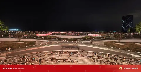 夜色下露天环形大台阶的人海