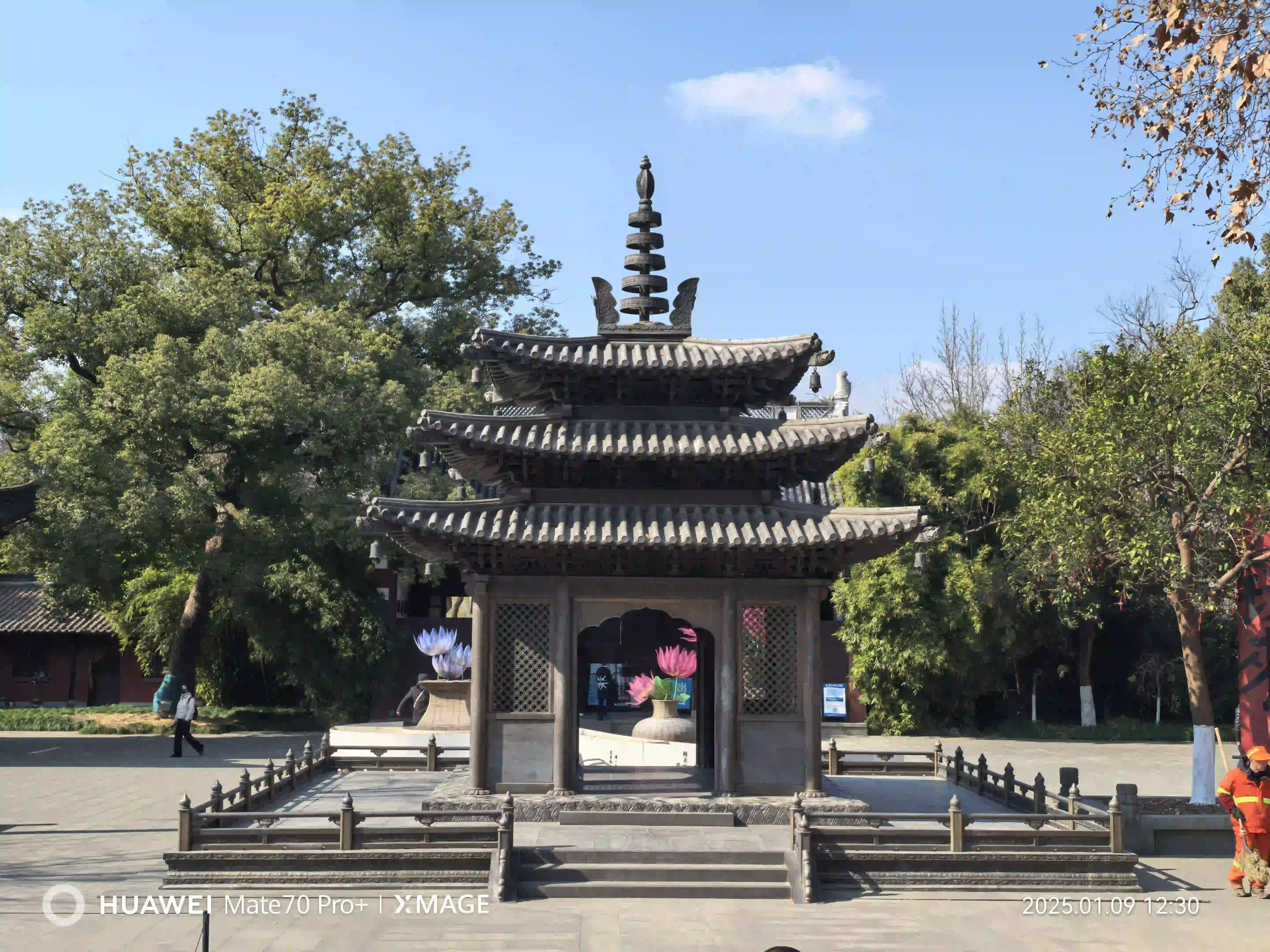 古亭静立，晴日梵音